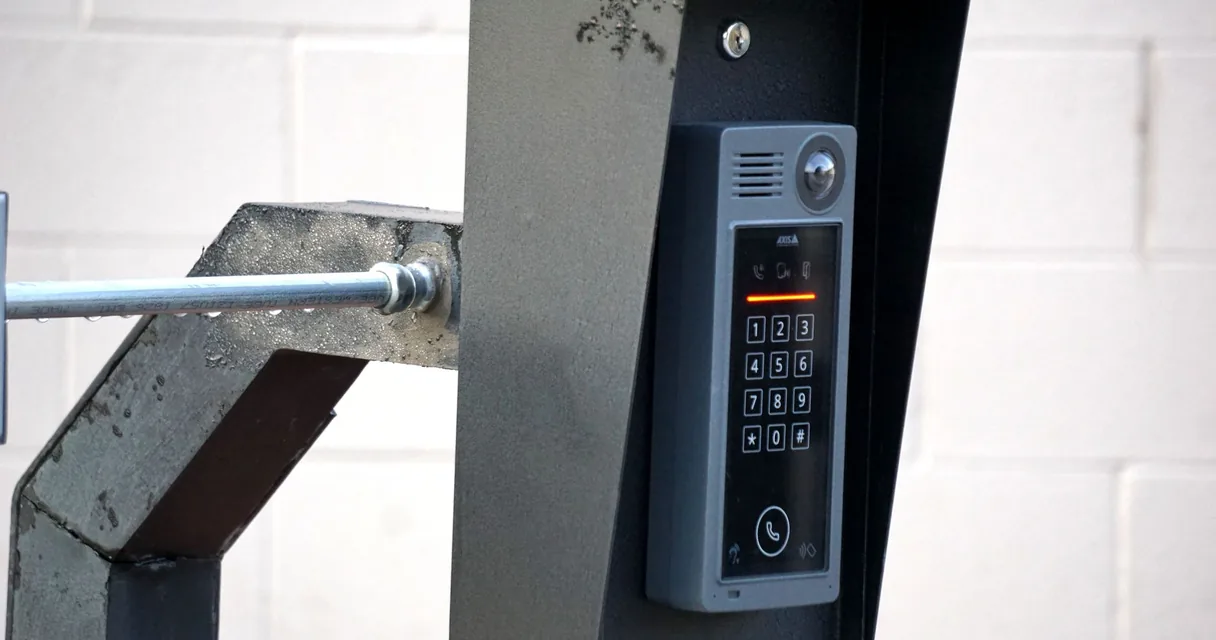 Teclado numérico de segurança em um painel de porta, ilustrando o bloqueio por PIN no player