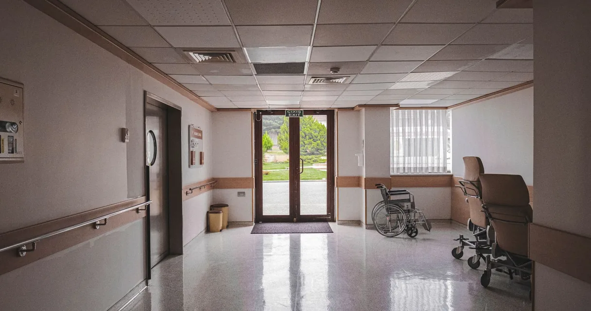 Corredor de hospital limpo com cadeiras de rodas ao fundo, ilustrando o custo da internação em cirurgia ortopédica