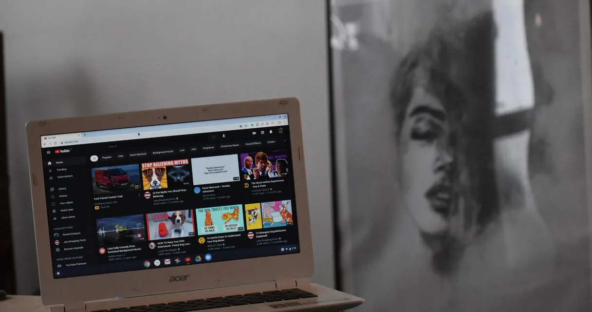 Notebook aberto com uma plataforma de vídeo na tela