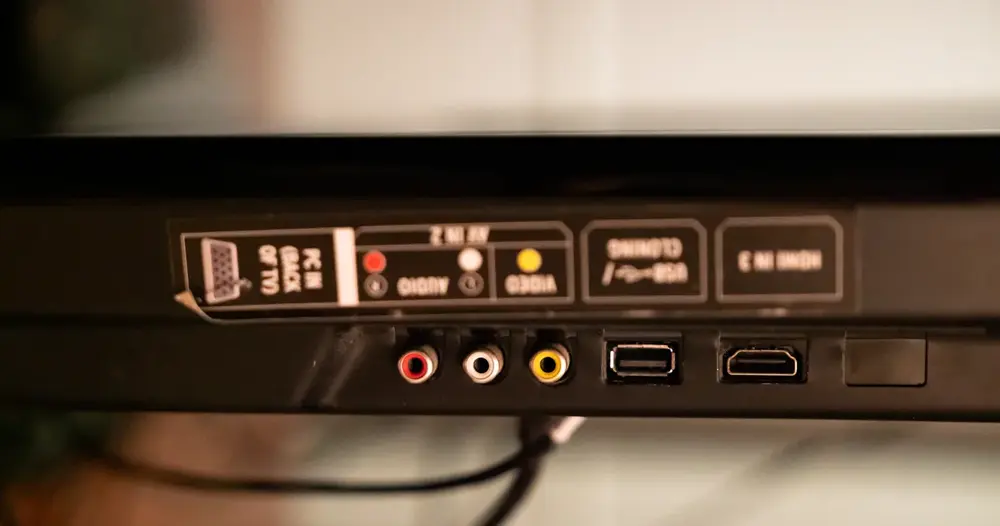 Painel traseiro de aparelho de TV com entradas HDMI e RCA