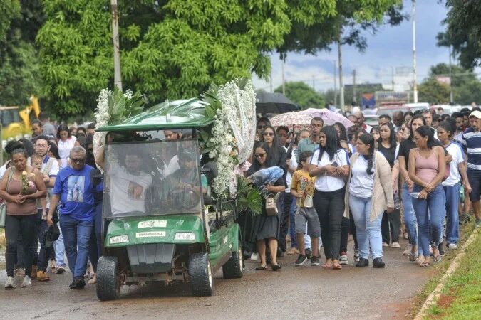 Família sepulta o corpo da menina falecida em desafio do desodorante
