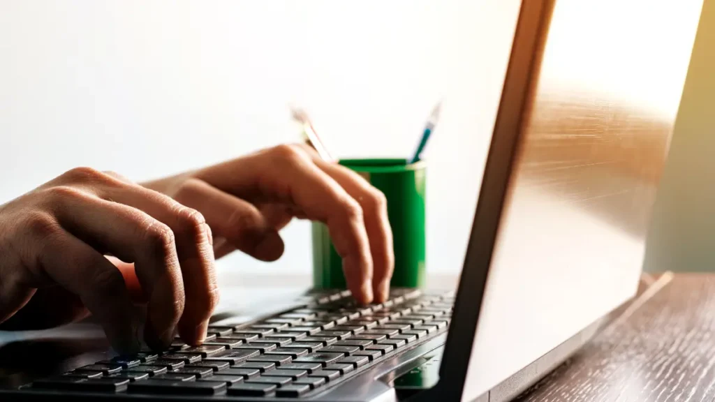 Compra de backlinks combinada com estratégias orgânicas