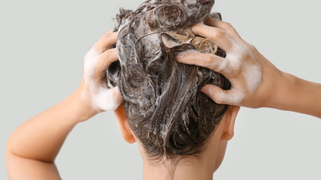 Melhor shampoo tonalizante para escurecer cabelos brancos em casa -