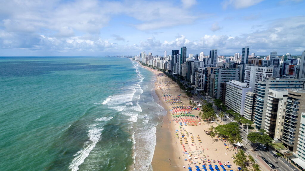 Muro é instalado na praia mais famosa de Pernambuco -