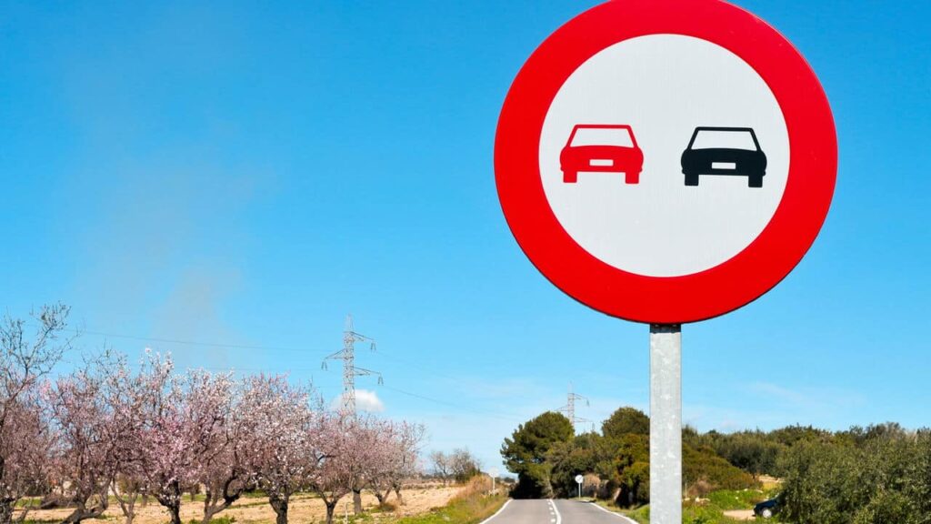 Lei da ultrapassagem perigosa e valor da multa explicados -