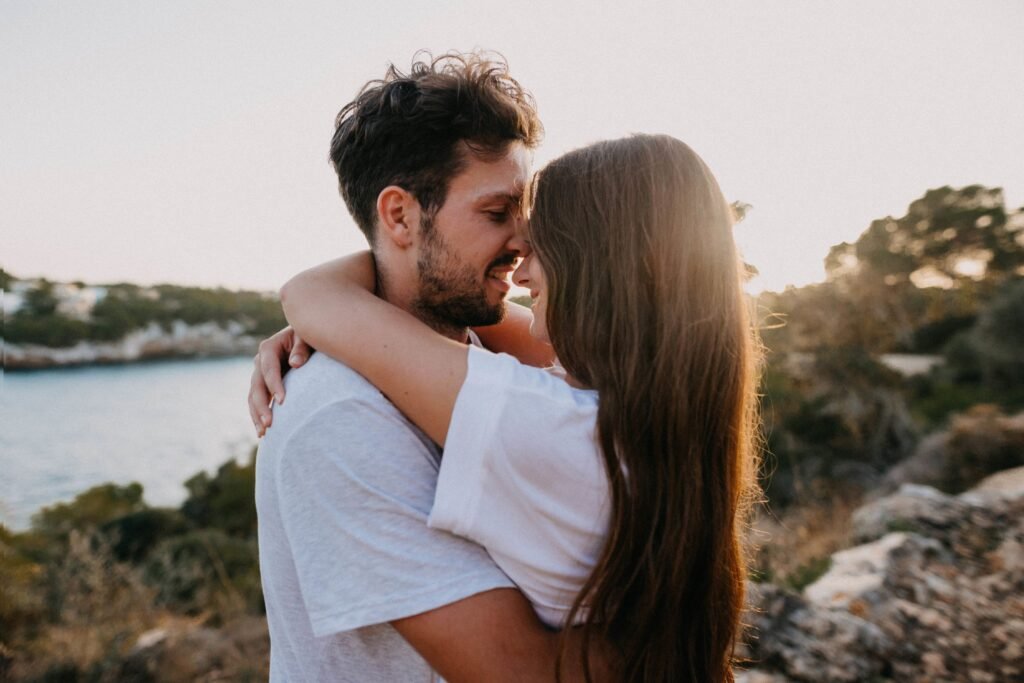 Casal feliz se abraçando.