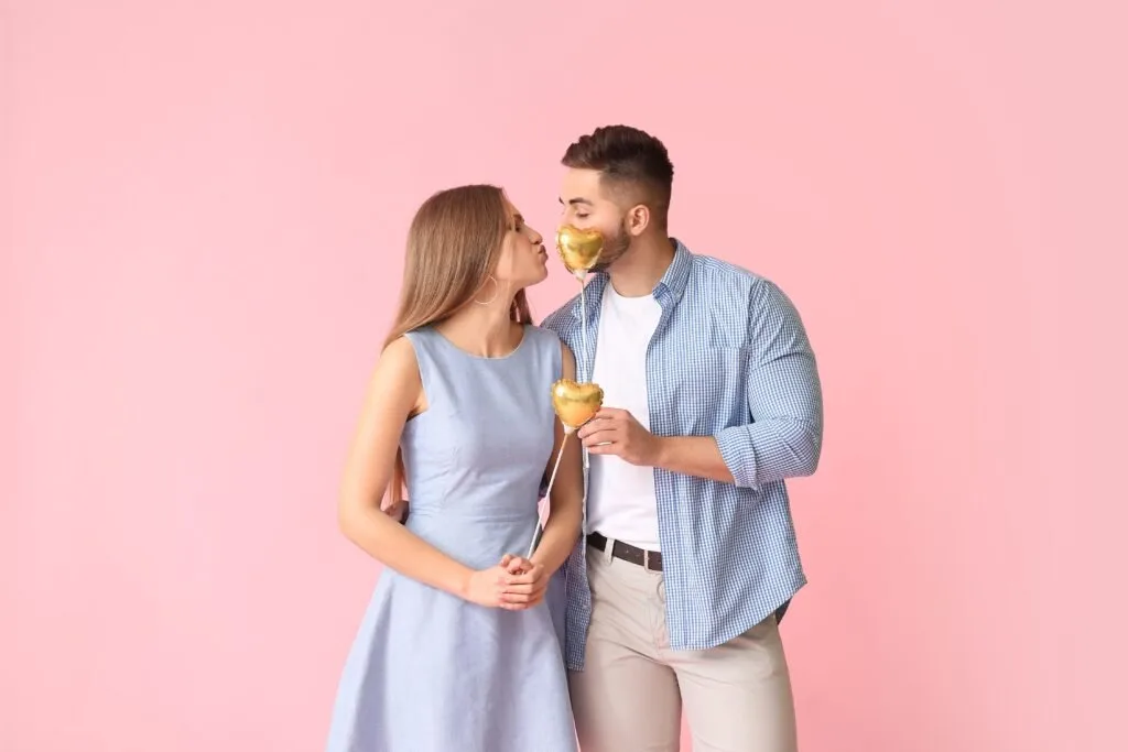 Casal em um fundo rosa.
