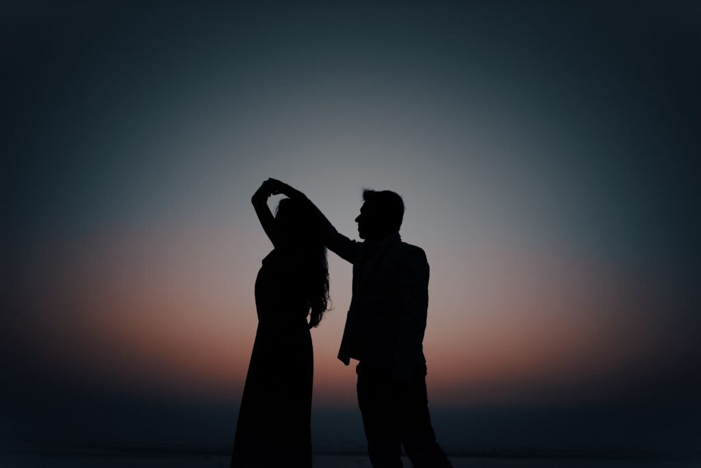 Silhueta de um casal em um fundo azul.