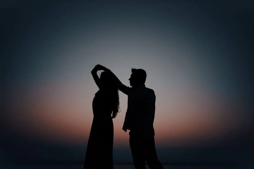 Silhueta de um casal em um fundo azul.