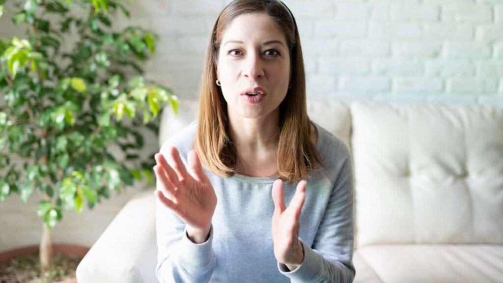 Falar sozinho: psicologia aponta benefícios surpreendentes