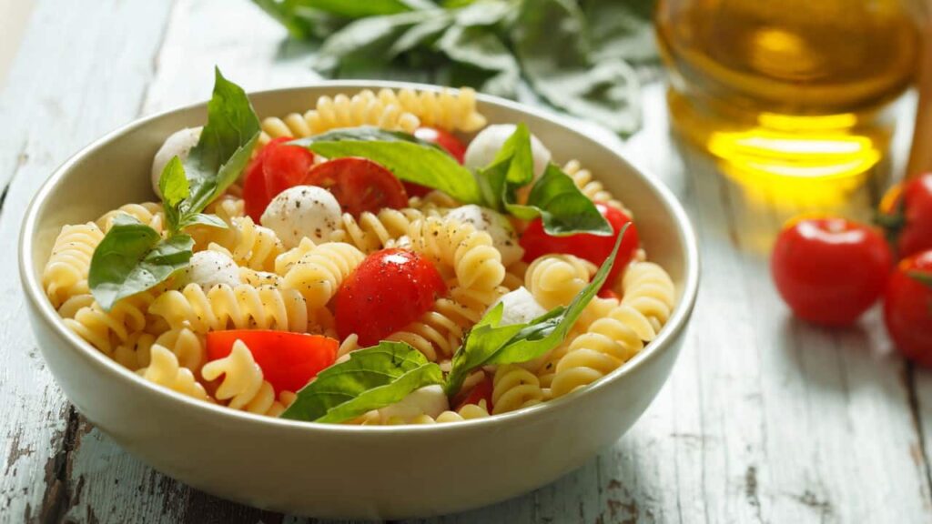 Salada de macarrão saudável é ideal para o seu almoço