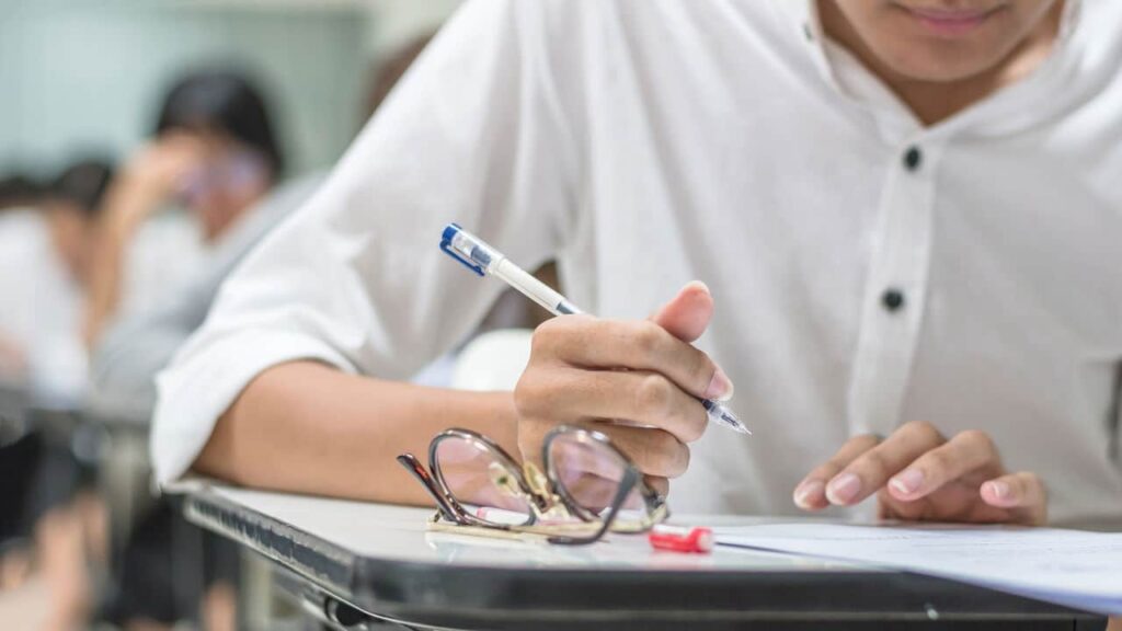Estudantes Do Ensino Médio Recebem R$ 200 Pela Ajuda Do Pé-de-Meia -