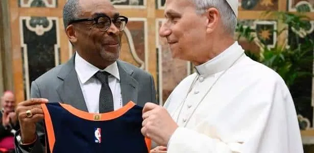 Papa encontra estrelas de cinema e fala sobre queda de público