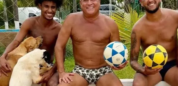 Leonardo é visto sem camisa em jogo após internação