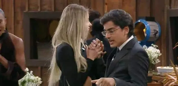 Dudu Camargo presta homenagem a Silvio Santos