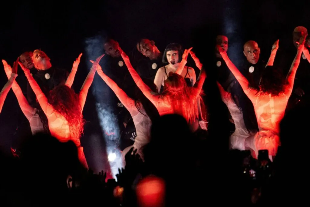 Lady Gaga pausa show após acidente com dançarino