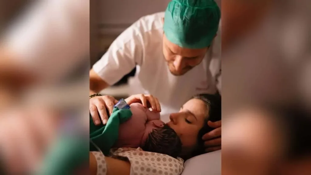 Camila Queiroz e Klebber Toledo anunciam nascimento da filha