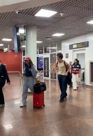 Shawn Mendes e Bruna Marquezine desembarcam em Maceió