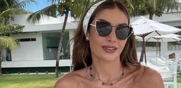 Patrícia Poeta usa tomara que caia em viagem e recebe elogios