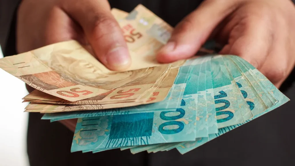 Trabalhadores com 12 meses podem receber R$ 2.587 mensais