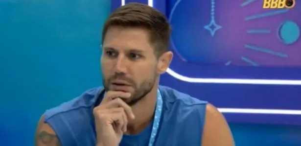 Equipe de Jonas responde a insinuações de Juliano Floss