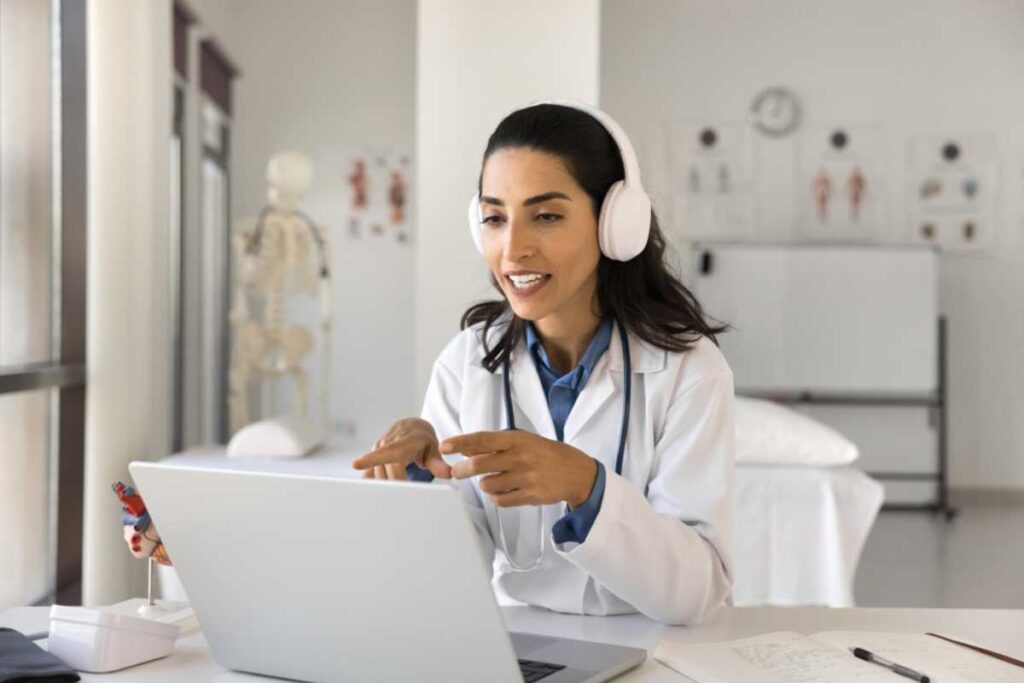 Atendimento remoto ganha espaço no cuidado contínuo de pacientes crônicos no Brasil