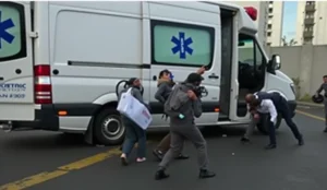 Ambulância bate em poste e mata paciente; 3 feridos