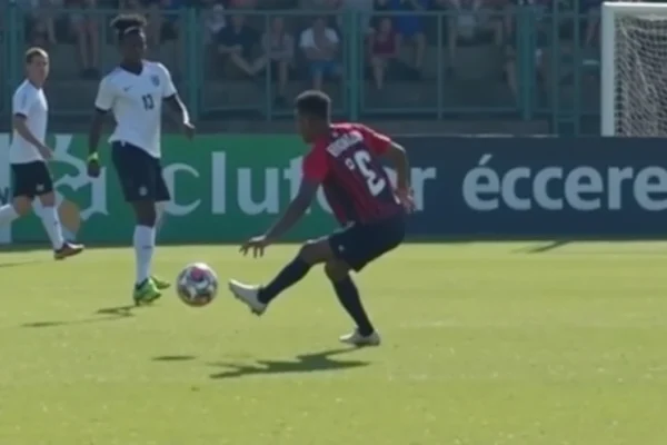 Endrick leva entrada dura de Casemiro em treino da Seleção