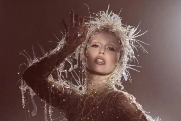 Miley Cyrus lança filme de ‘Something Beautiful’; veja