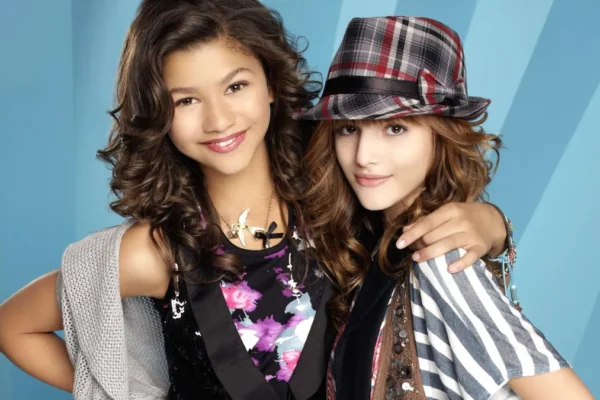 Bella Thorne relembra rivalidade com Zendaya em ‘No Ritmo’